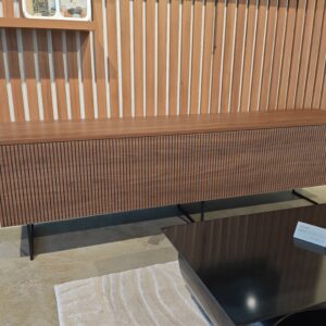 Meuble TV bois sur mesure par UP Le Mans