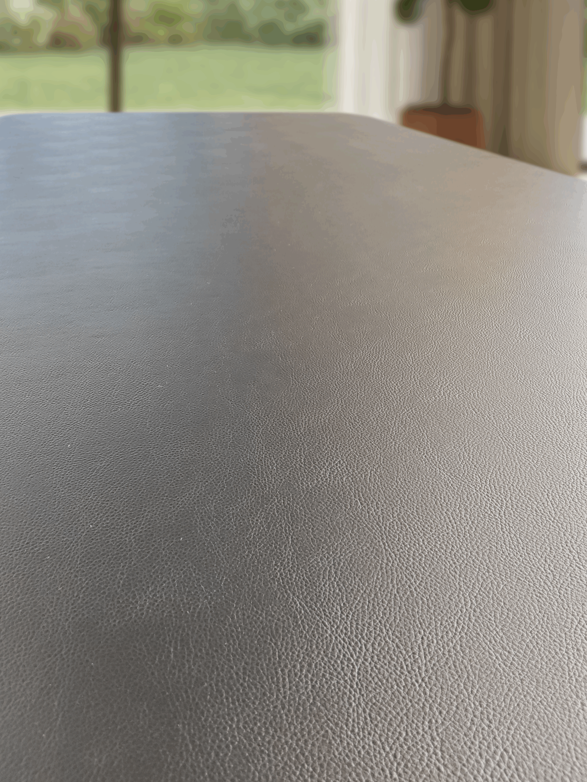 Plateau Table den contreplaqué reocuvert en stratifié cuir par UP Le Mans